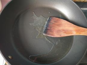 锅内放油，烧热。