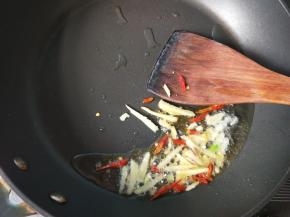 放生姜，干辣椒爆香。