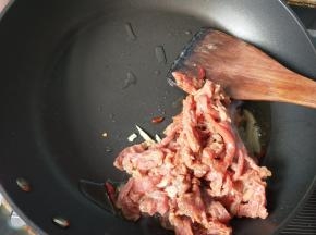 放入牛肉丝，大火翻炒。