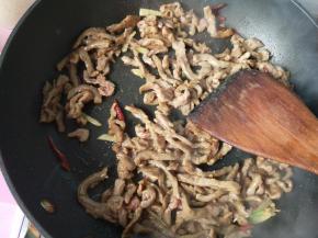 牛肉断生后盛出。