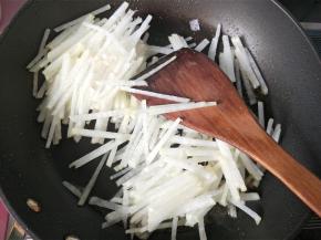 放萝卜丝翻炒，放盐。