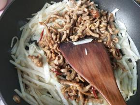 萝卜炒软后放入牛肉丝翻炒。