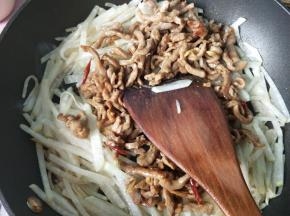 萝卜炒软后放入牛肉丝翻炒。