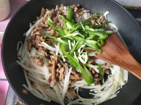 放入青椒，大蒜翻炒。