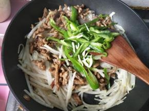 放入青椒，大蒜翻炒。