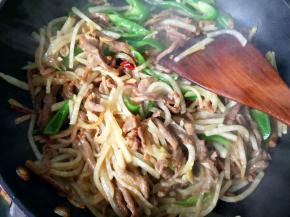 放入胡椒粉，鸡精，翻炒，可以出锅啦！