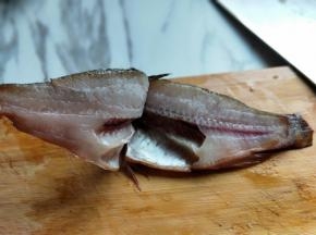 之后再贴着鱼刺将上面的鱼肉片下来，如图。