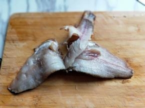再翻个面将下面的的鱼肉片下来，如图。