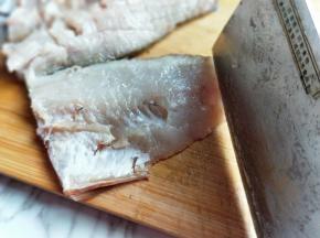 再鱼肉上切竖切。