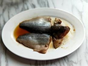 放入器具中，放料酒，生抽，赞，姜丝腌制30分钟。