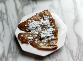 腌制好的鱼，均匀的撒上干淀粉。再拎起来抖掉多余的淀粉。