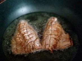 再放入诱惑中，炸至金黄。