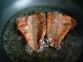 翻面继续炸至金黄捞出备用。