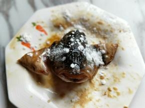 鱼头同样撒上少许干淀粉。