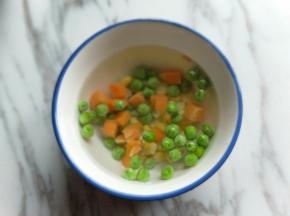 彩蔬放入碗中，加入沸水，泡2分钟。