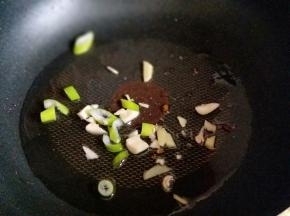 起油锅，加入切好的葱姜蒜。
