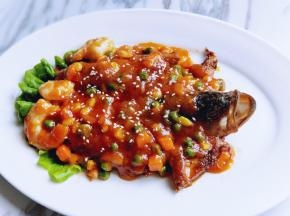 将做好的酱汁淋在鱼身上撒上蔬白芝麻。