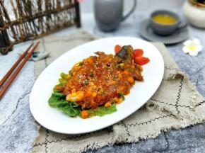 这个烹饪方法最好把鱼尾巴留着，那样更漂亮，我的鱼尾巴被家人剪掉啦！