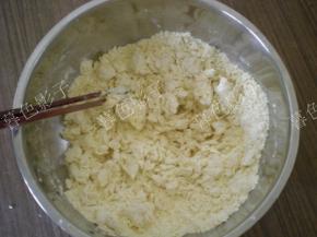 准备好做玉米饺子的主料。玉米饺子粉。腌制好的肉馅，切好的