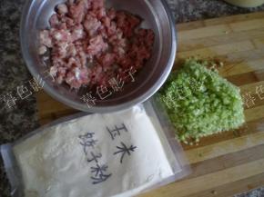 准备好做玉米饺子的主料。玉米饺子粉。腌制好的肉馅，切好的