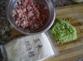准备好做玉米饺子的主料。玉米饺子粉。腌制好的肉馅，切好的