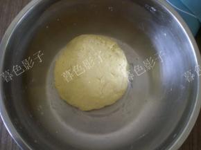 揉合成面团，保湿松弛20分钟