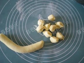 搓成圆柱，揪成小块饺子面胚。如果不会揪，用刀切一样的。