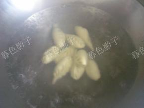 开水下锅煮饺子，饺子煮开锅5分钟左右即可。