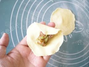 如图，放入适量的馅料，折起一边