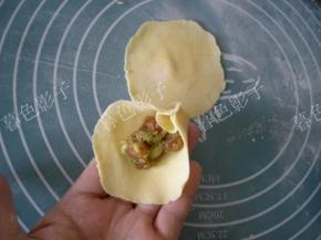 如图捏起来二侧的面皮