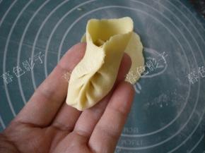 交替着捏二边的面皮