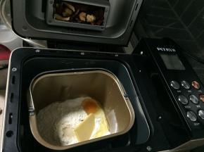 将所有材料除了红枣外全都放入面包桶内，按照“撒果料甜面包”，面包上色按照“中色”，面包大小重量按照“中等”按以上设置好后即可