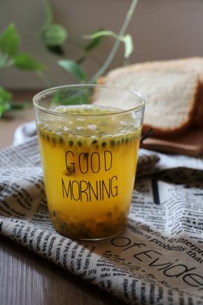 早餐多样型，面包可夹入煎蛋、火腿、芝士片等，饮品则可配上果汁或者牛奶豆浆。健康美味还快手。