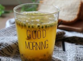 早餐多样型，面包可夹入煎蛋、火腿、芝士片等，饮品则可配上果汁或者牛奶豆浆。健康美味还快手。