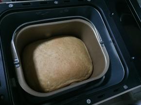 烤制好的面包即刻取出倒置放在晾网上