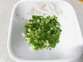 放在较大的碗中。