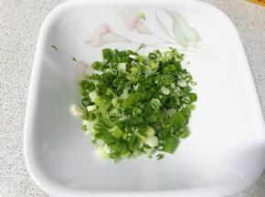 放在较大的碗中。