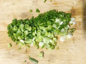 香葱尽量切成细末。