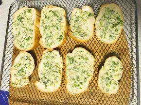 抹好了排在烤网上。