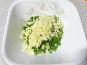 蒜也剁成细末。