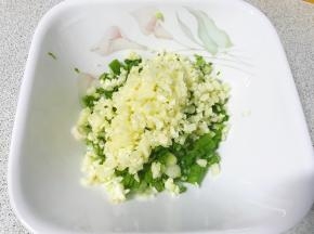 蒜也剁成细末。