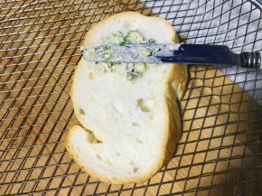 将面包片上均匀涂抹上刚刚拌好的配料。