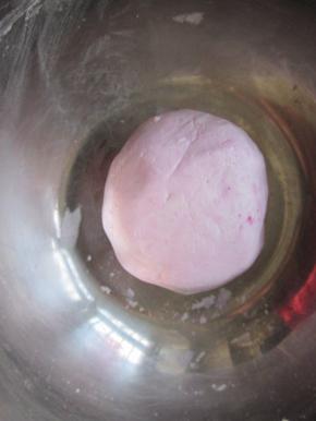 加糯米粉和成粉色面团。