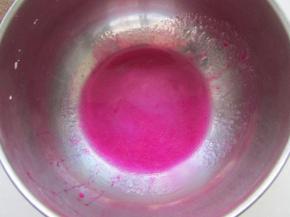 火龙果皮加水打成汁。