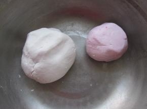 再用水和糯米粉和一个原色面团。