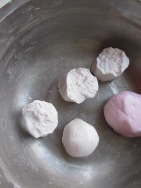 把面团分成小块。