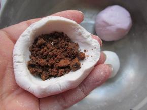 包入红糖，如果喜欢别的馅也可以。