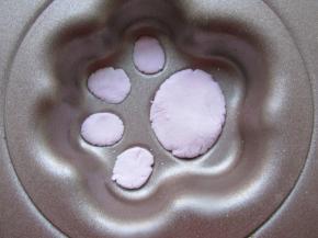 猫爪模具抹上植物油，把粉色面团按倒猫爪脚趾的部分。