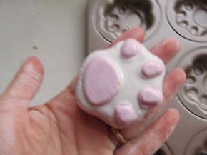 把模具倒扣，即可拿出。