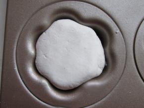 包好的汤圆按入模具。